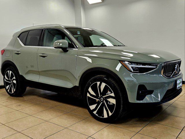 2025 Volvo XC40 Ultra Bright Theme