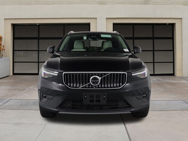 2025 Volvo XC40 Ultra Bright Theme