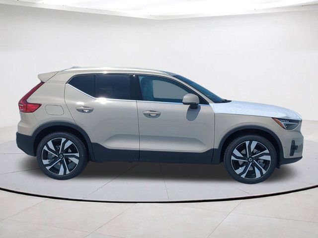 2025 Volvo XC40 Ultra Bright Theme