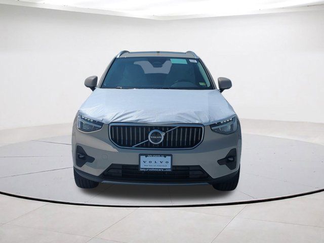 2025 Volvo XC40 Ultra Bright Theme