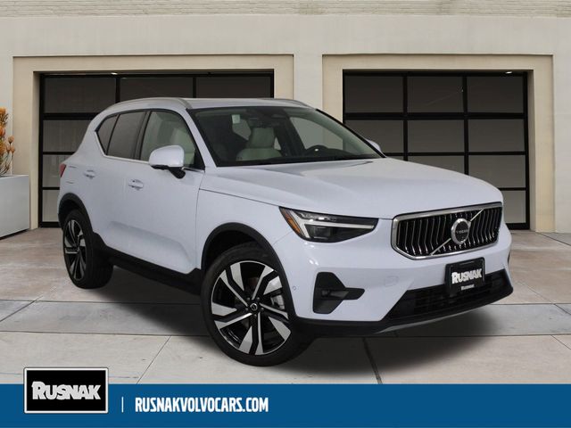 2025 Volvo XC40 Ultra Bright Theme