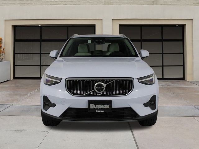 2025 Volvo XC40 Ultra Bright Theme