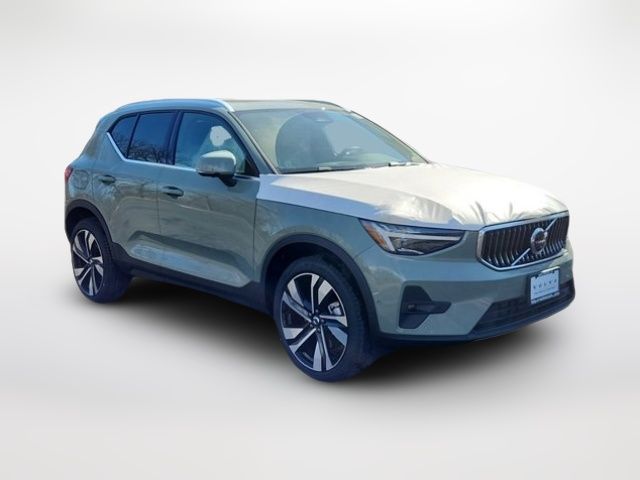 2025 Volvo XC40 Ultra Bright Theme