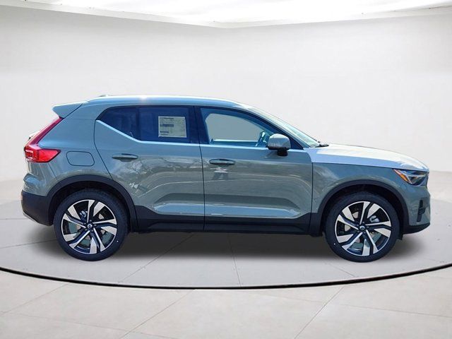 2025 Volvo XC40 Ultra Bright Theme