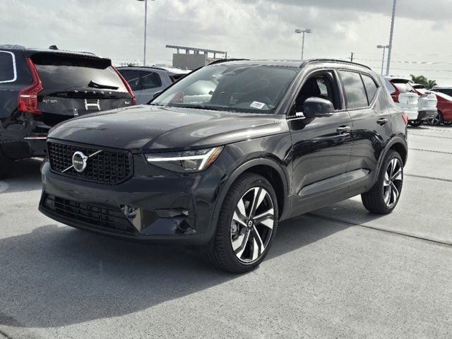 2025 Volvo XC40 Ultra Dark Theme