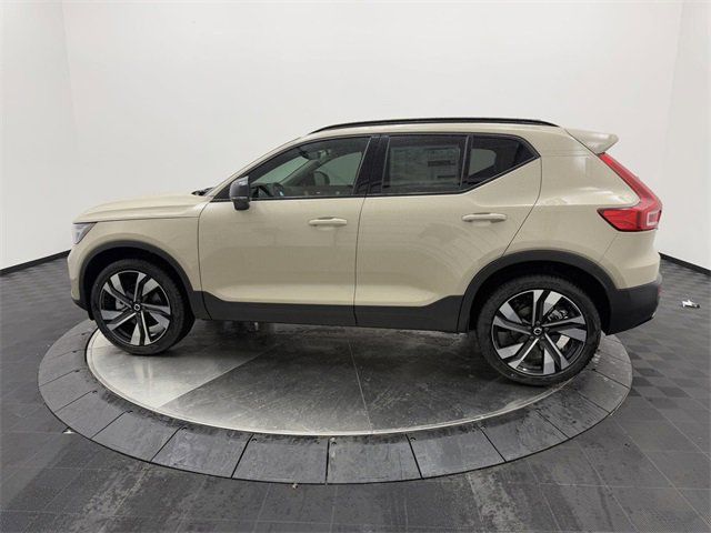 2025 Volvo XC40 Ultra Dark Theme