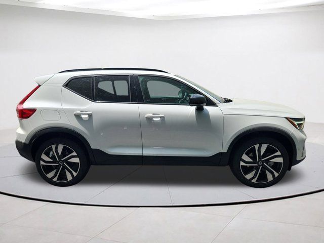 2025 Volvo XC40 Ultra Dark Theme
