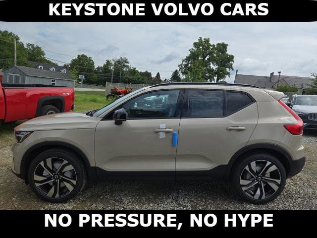 2025 Volvo XC40 Ultra Dark Theme