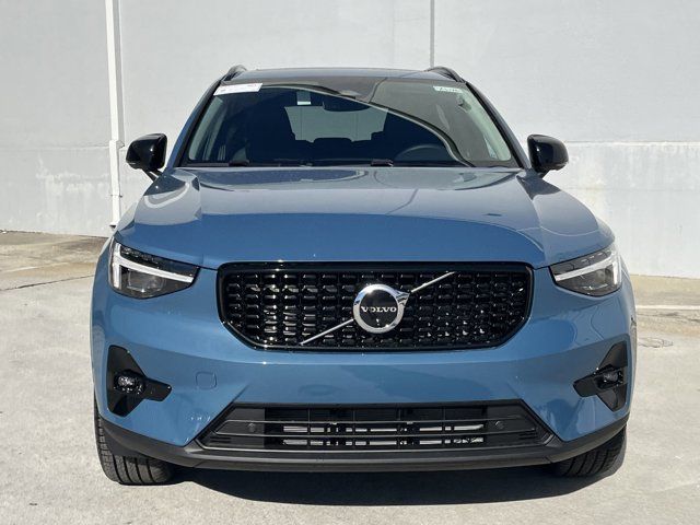 2025 Volvo XC40 Ultra Dark Theme