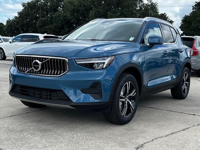 2025 Volvo XC40 Core Bright Theme