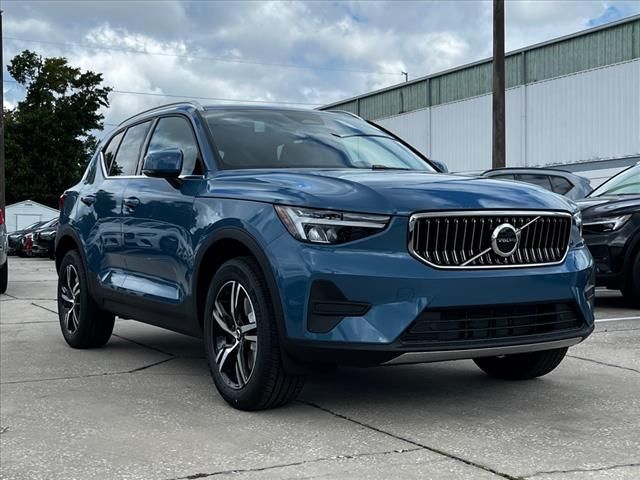 2025 Volvo XC40 Core Bright Theme