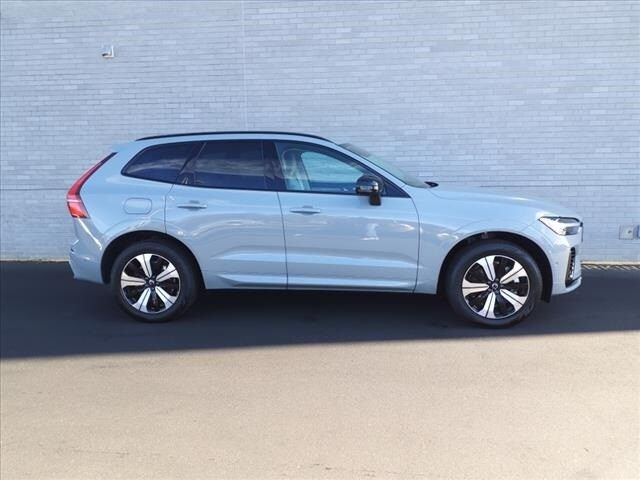 2025 Volvo XC60 Plug-In Hybrid Plus Dark Theme