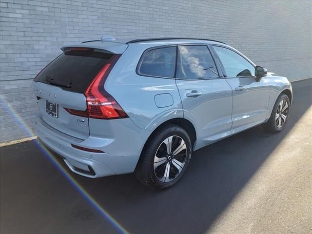 2025 Volvo XC60 Plug-In Hybrid Plus Dark Theme