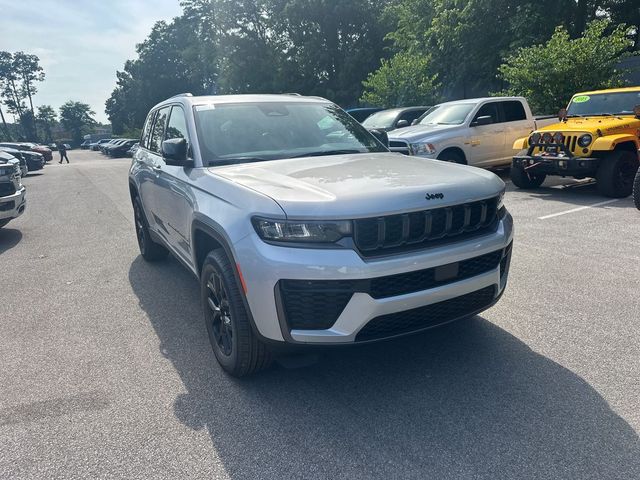 2026 Jeep Grand Cherokee Laredo Altitude