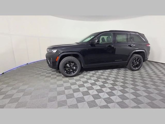 2026 Jeep Grand Cherokee Laredo Altitude