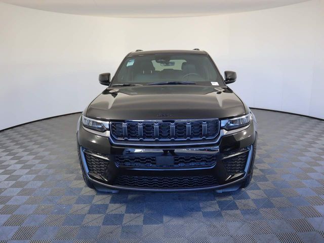 2026 Jeep Grand Cherokee Laredo Altitude