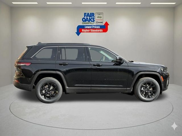 2026 Jeep Grand Cherokee Laredo Altitude