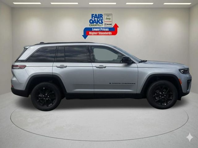 2026 Jeep Grand Cherokee Laredo Altitude