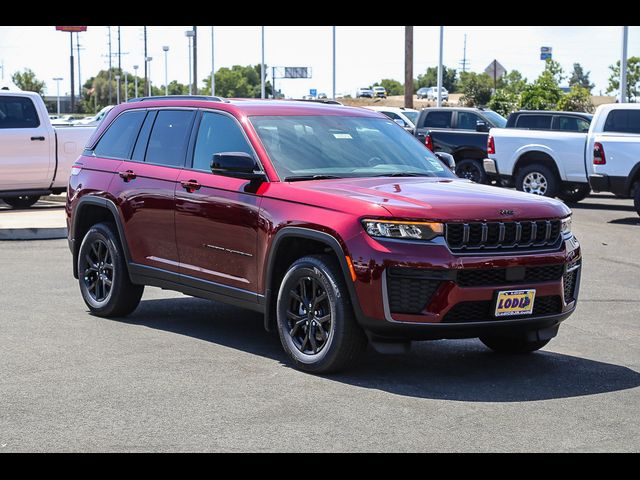 2026 Jeep Grand Cherokee Laredo Altitude