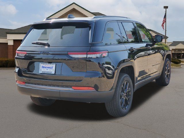 2026 Jeep Grand Cherokee Laredo Altitude