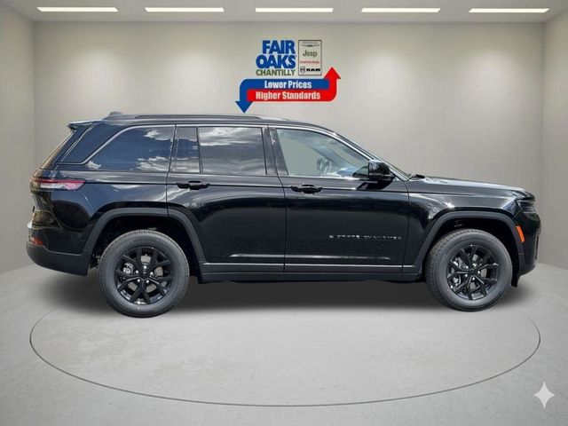 2026 Jeep Grand Cherokee Laredo Altitude