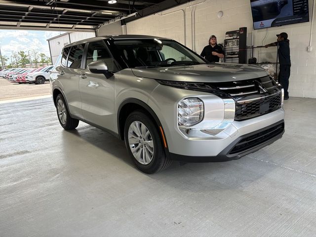 2026 Mitsubishi Outlander ES