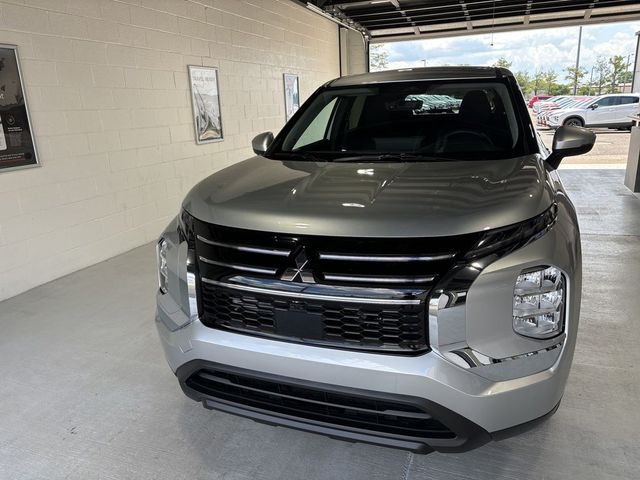2026 Mitsubishi Outlander ES