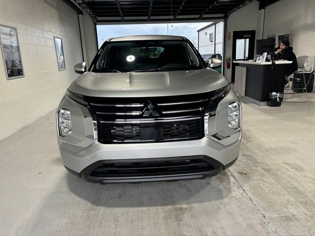2026 Mitsubishi Outlander ES