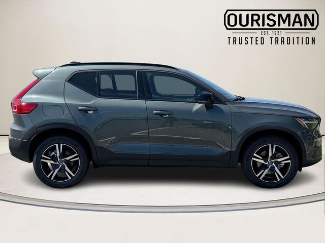 2026 Volvo XC40 Core Dark Theme