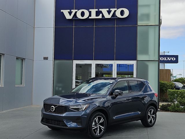 2026 Volvo XC40 Core