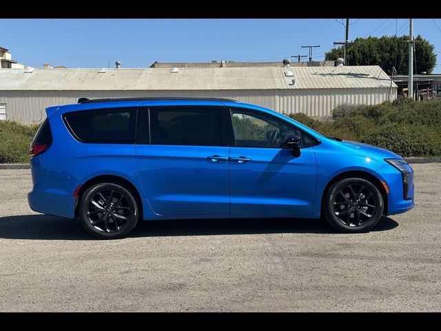 2027 Chrysler Pacifica Limited